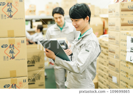 一個年輕人在後院管理庫存 109699865