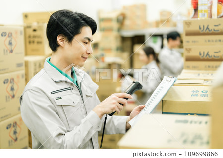 一個年輕人在後院管理庫存 109699866