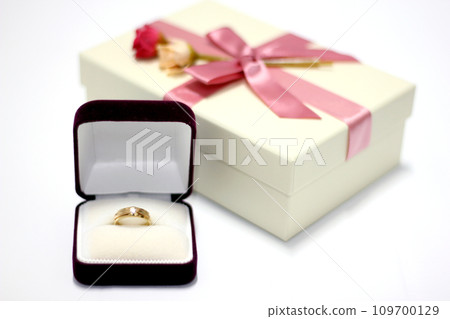 Gift box with pink ribbon decoration, gold ring and case 109700129