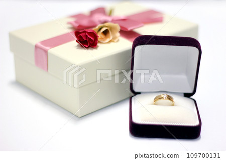 Gift box with pink ribbon decoration, gold ring and case Gift box with pink ribbon decoration, gold ring and case 109700131