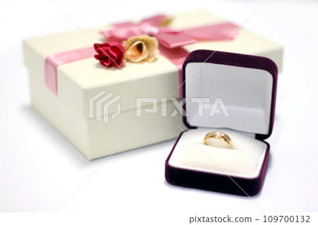 Gift box with pink ribbon decoration, gold ring and case 109700132