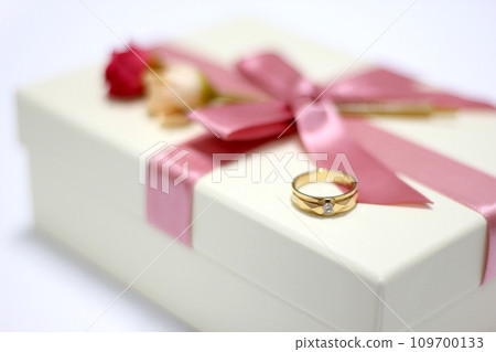 Gift box with pink ribbon decoration, gold ring and case 109700133