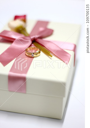 Gift box with pink ribbon decoration, gold ring and case 109700135