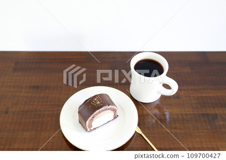 Chocolate cake and coffee 109700427