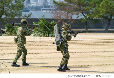 陸上自衛隊隊員在訓練展示會上使用無後座力步槍前進。 陸上自衛隊隊員在訓練展示會上使用無後座力步槍前進。 109700870