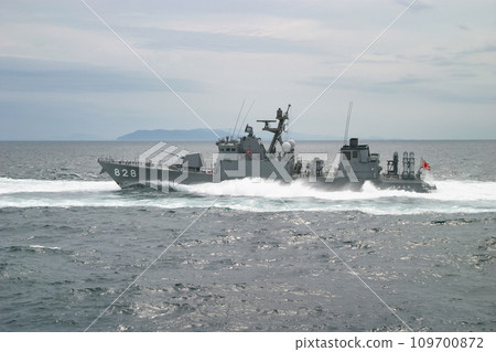 高速航行的海上自衛隊導彈艇 109700872