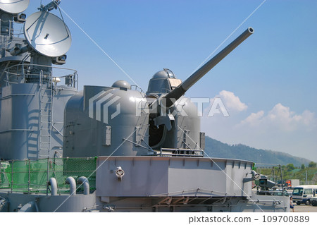 Main gun of the Maritime Self-Defense Force escort ship 109700889
