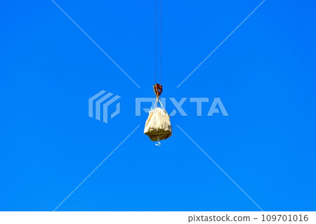 塔式起重機吊運貨物 109701016