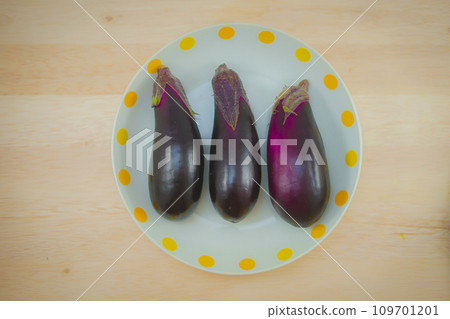 茄子放在桌子上 茄子放在桌子上 109701201