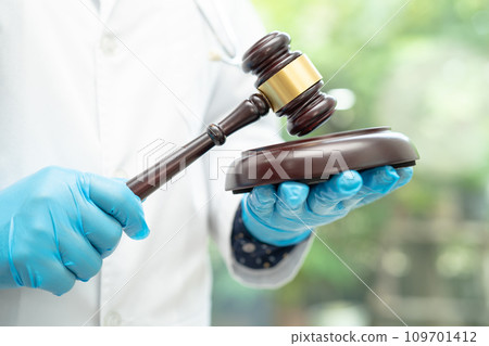 Doctor holding judge gavel, forensic medicine, medical law and crime justice concept. 109701412