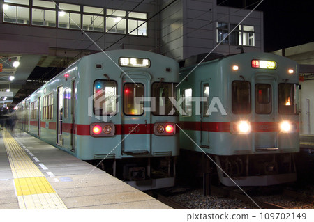 西鐵列車5000型在西鐵二日市停靠 109702149