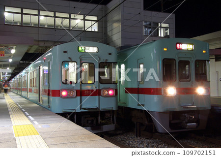 Nishitetsu train stopping at Nishitetsu Futsukaichi 109702151