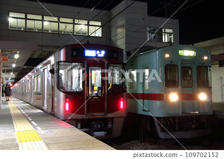 Nishitetsu train stopping at Nishitetsu Futsukaichi 109702152