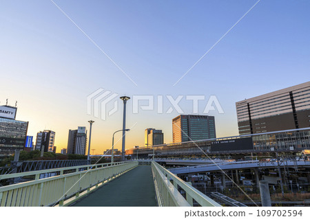 大阪市淀川區JR新大阪站的夜景 109702594