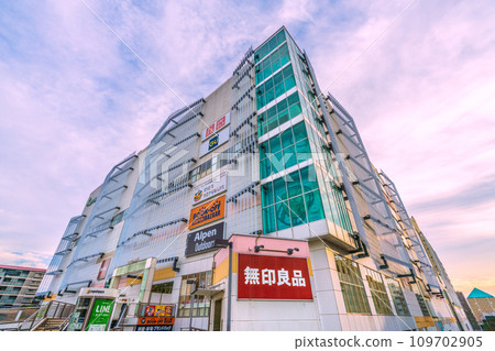 日本橫濱城市景觀 12 月。中心北站前的諾斯波特購物中心景觀 109702905