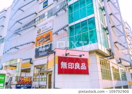 日本橫濱城市景觀 12 月。中心北站前的諾斯波特購物中心景觀 109702908
