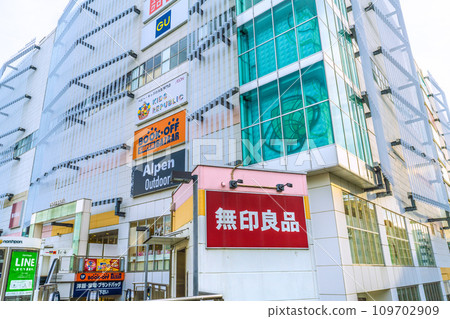 日本橫濱城市景觀 12 月。中心北站前的諾斯波特購物中心景觀 109702909