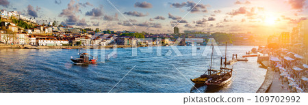 Panoramic view of Old Porto. 109702992
