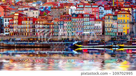 Panoramic view of Old Porto. 109702995