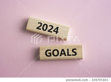 2024 Goals symbol. Wooden blocks with words 2024 Goals. Beautiful pink background. Business and 2024 Goals concept. Copy space. 109705801