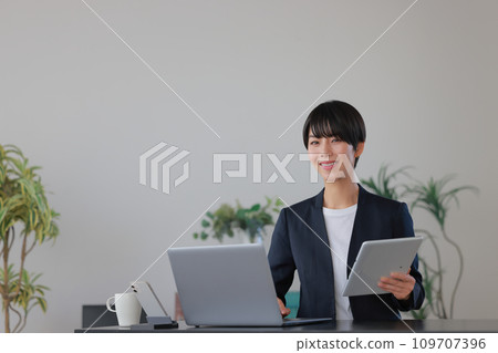 Business woman 1 who uses a tablet and PC to carry out desk work Business woman 1 who uses a tablet and PC to carry out desk work 109707396