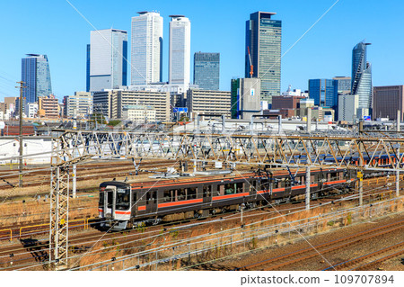 以名古屋站的摩天大樓為背景行駛的 Kiha 75 型快速列車 109707894