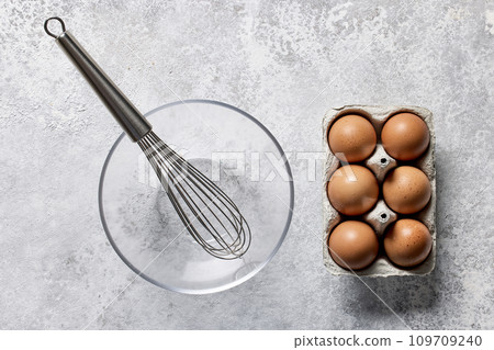 bowl and eggs 109709240
