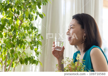 一個女人享受一頓飯 109710560