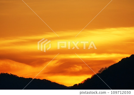 Winter sunrise sky and mountain silhouette, telephoto, sky-based, 220109am 109712030