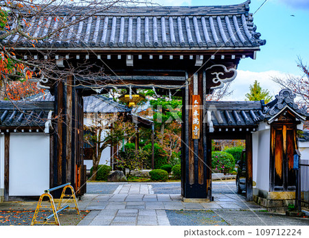 In front of Honmanji Temple, Kyoto 109712224