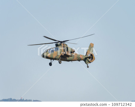 觀察直升機 OH-1 飛越姚軍駐地上空 觀察直升機 OH-1 飛越姚軍駐地上空 109712342