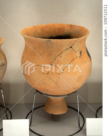 Yayoi earthenware, pot-shaped earthenware with stand 109712511