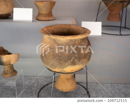 Yayoi earthenware, pot-shaped earthenware with stand 109712515