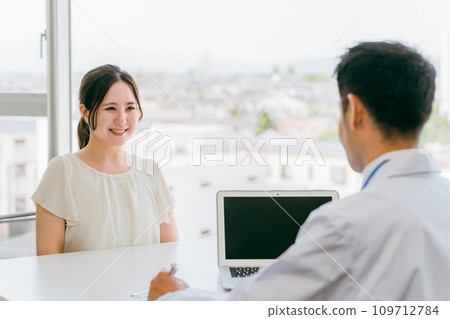 醫生/醫生聆聽正在接受檢查的女性患者的情況（早期發現、健康檢查、身體檢查、身體檢查、診斷、測試） 109712784