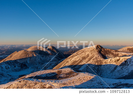 冬日白雪皚皚的九重山山頂日落 冬日白雪皚皚的九重山山頂日落 109712813