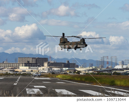 日本陸上自衛隊CH-47JA支奴干飛越姚機場 109713044
