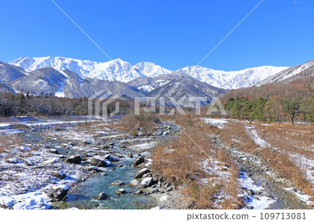 從白馬大橋看到初冬的白馬三山 109713081