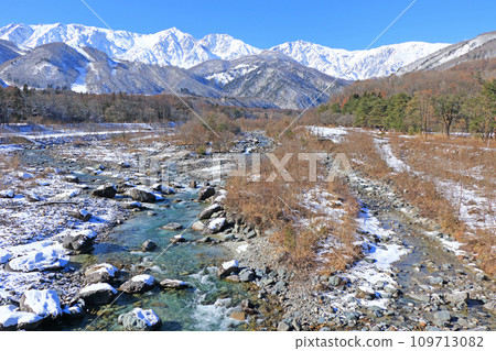從白馬大橋看到初冬的白馬三山 109713082