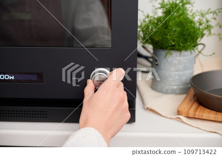 操作微波爐的女性烹飪手 操作微波爐的女性烹飪手 109713422