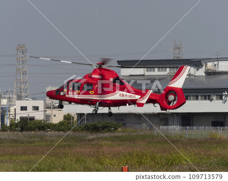 Osaka City Fire Department's fire helicopter "Naniwa" prepares for landing Osaka City Fire Department's fire helicopter "Naniwa" prepares for landing 109713579