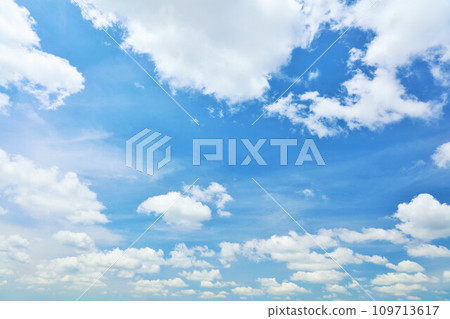 夏天藍天和雲彩 109713617