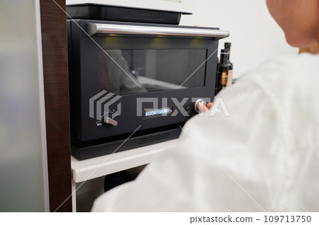 操作微波爐煮飯的女人 操作微波爐煮飯的女人 109713750