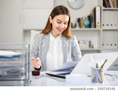 Woman bookkeeper doing paperwork in office 109716548