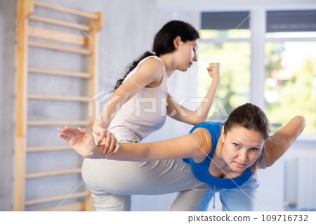 women perform elbow blow 109716732