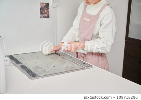Woman cleaning the kitchen, housework, deep cleaning, body parts at hand 109718286