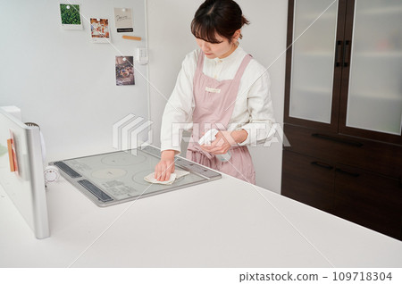 Woman cleaning the kitchen, housework, cleaning 109718304