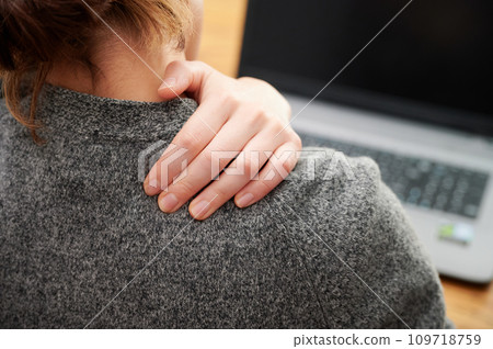 女人抱著肩膀，肩膀僵硬疼痛，擔心 109718759