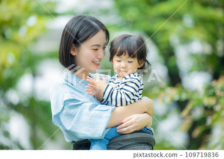Parent and child playing in the park 109719836