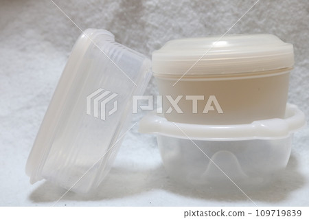 kitchen containers 109719839