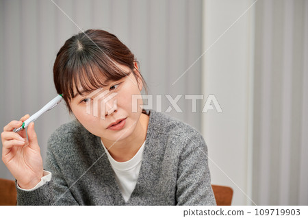 在家工作的憂心忡忡的女人思考 109719903